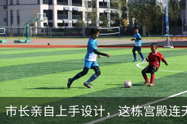 市长亲自上手设计，这栋宫殿连天花板都自己画